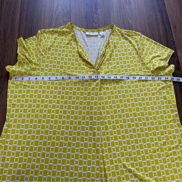 Susan Graver Short Sleeve Printed Blouse XL Yellow Geometric Liquid Knit Shirt - Picture 6 of 8